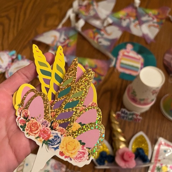 98 pc Unicorn Party Supplies Set - Pink and Gold - Picture 2 of 10
